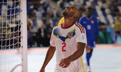 La Vinotinto no aguantó el ritmo de los galos 9 Carlos Sanz se lamenta tras la derrota de Venezuela 7-3 ante Francia.