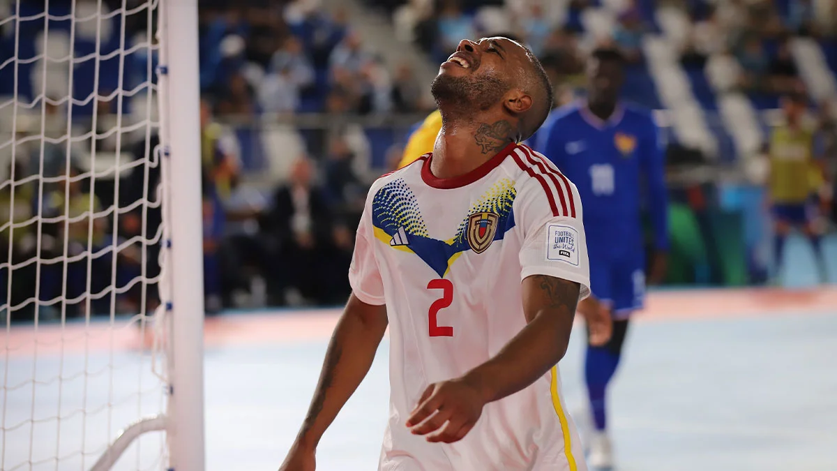 La Vinotinto no aguantó el ritmo de los galos 1 Carlos Sanz se lamenta tras la derrota de Venezuela 7-3 ante Francia.