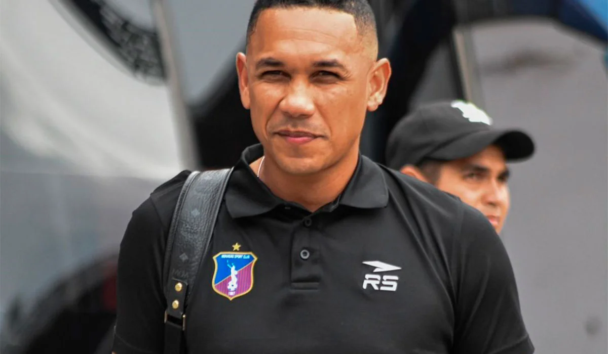 Grenddy Perozo deja el banquillo del Monagas SC 1 Grenddy Perozo deja el banquillo del Monagas.