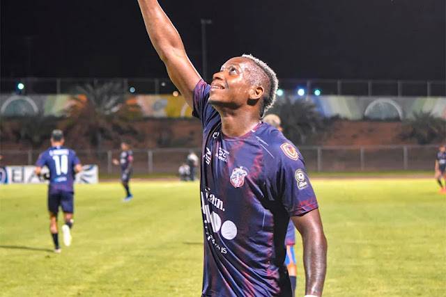 Tomás Rodríguez, delantero del Monagas SC, celebra un gol en la Liga FUTVE. El panameño se ha convertido en una figura clave para el equipo.