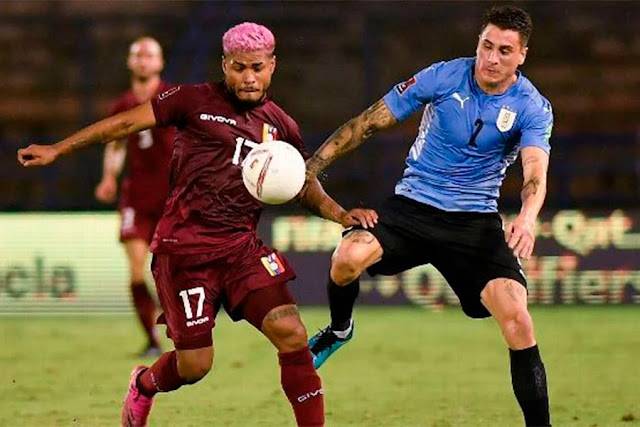 Josef Martínez y Edison Cavani luchan un balón dividido en el Olímpico de la UCV