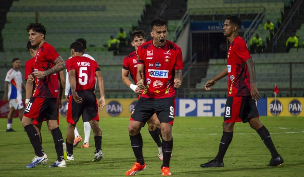 Adrián Fernández celebración del gol ante Puerto Cabello