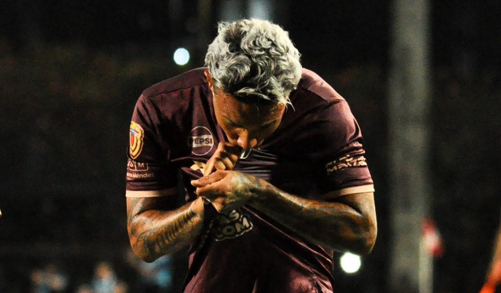 डॅनियल फारियास आणि कॅराबोबो एफसी 4 चे रूपांतरण एडसन टॉर्टोलेरो 2026 चा दुसरा गोल साजरा करत आहे