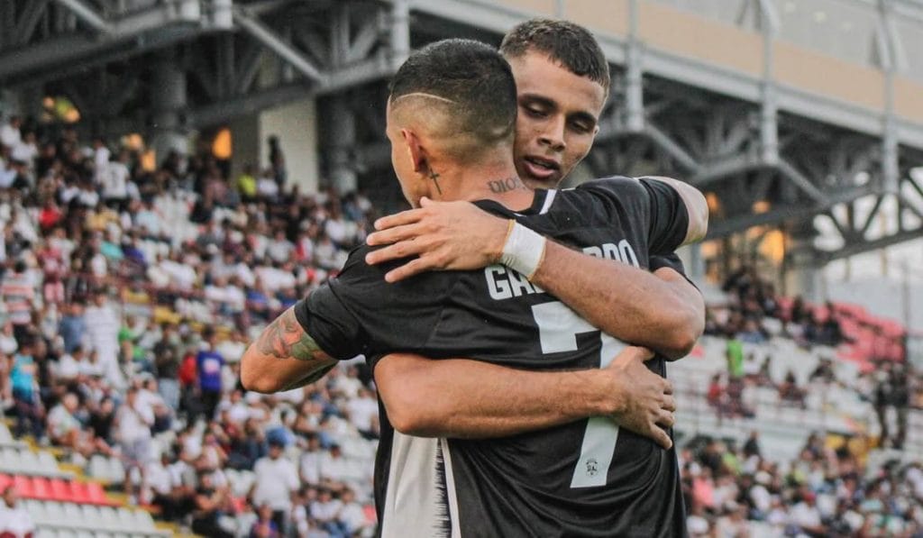 Erickson Gallardo abraza a Isaí Valladares