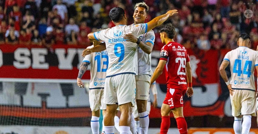 Huachipato खेळाडूंना मिठी मारतो