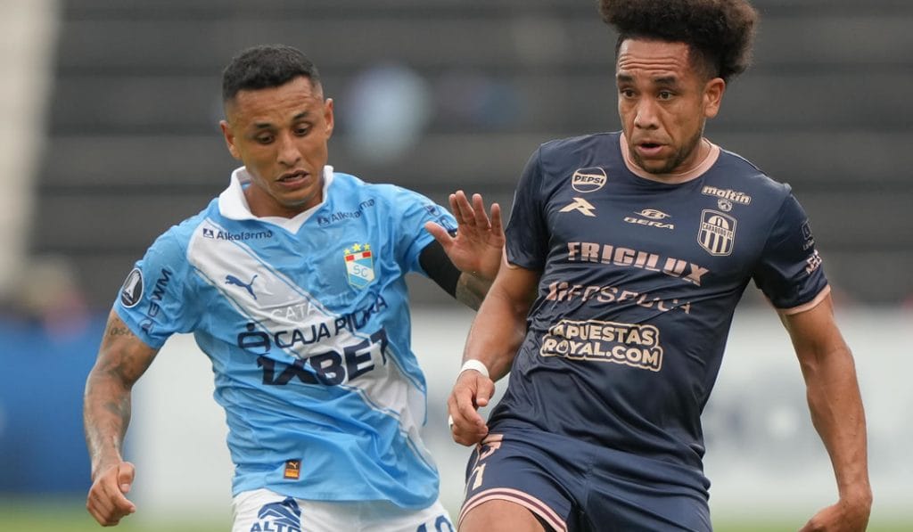 Maurice Cova jugador del Carabobo FC ante Sporting Cristal