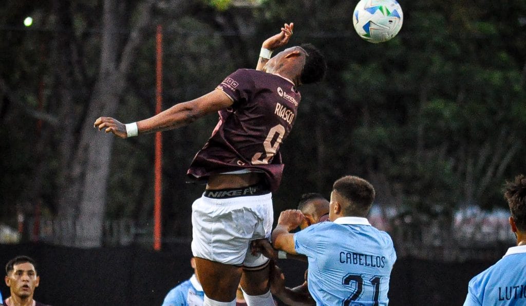José Riasco pierde el balón ante Sporting Cristal