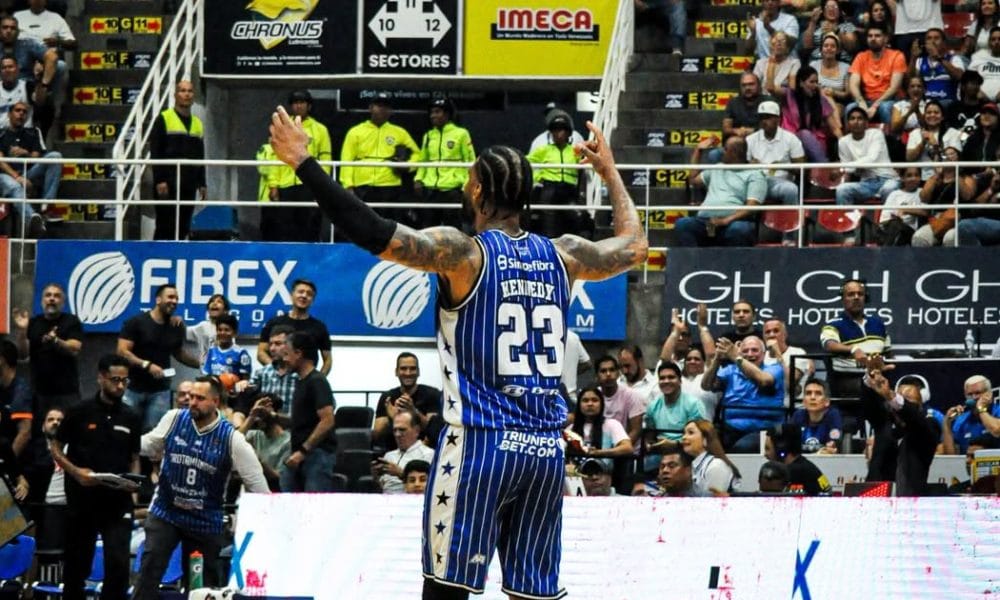 El Expreso Azul sigue intratable en el Forum y selló su tercer triunfo al hilo